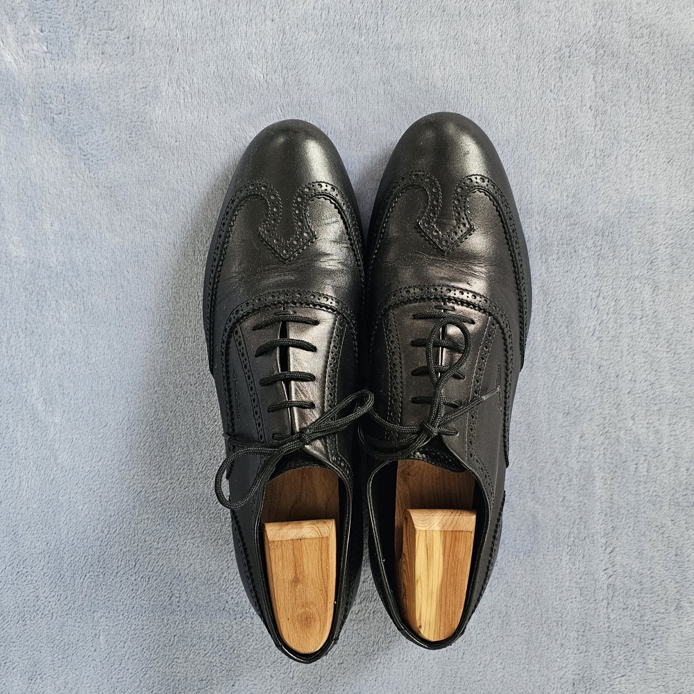 Louis Vuitton Black Leather Oxfords with Brogue Detailing